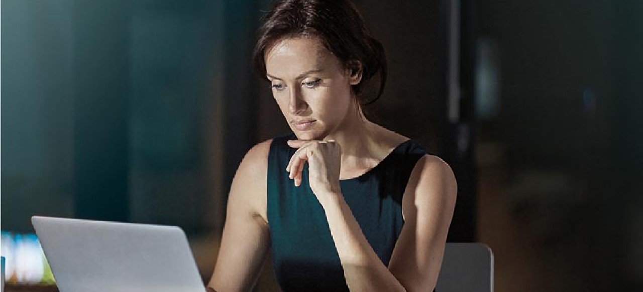 Fundos de Investimento: mulher olhando para computador