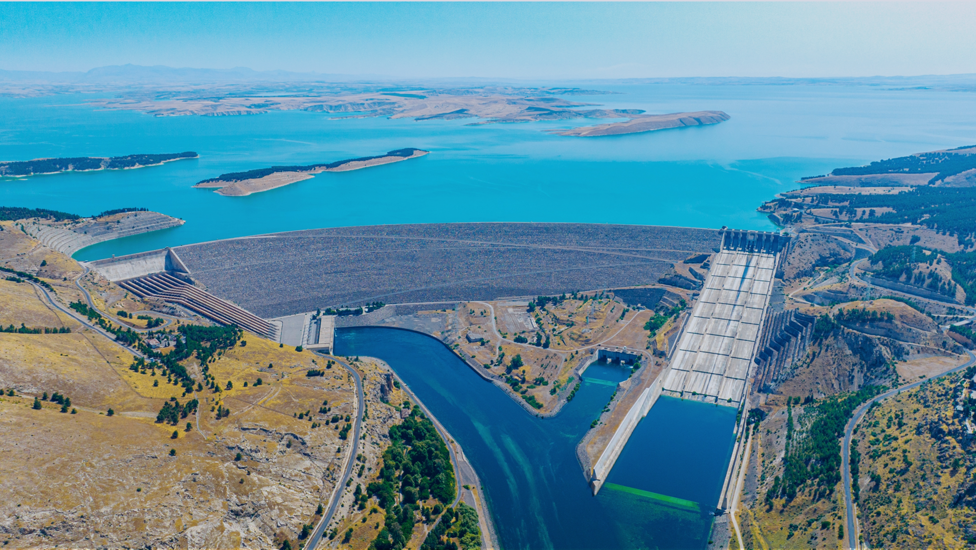 foto de uma hidrel&eacute;trica vista de cima