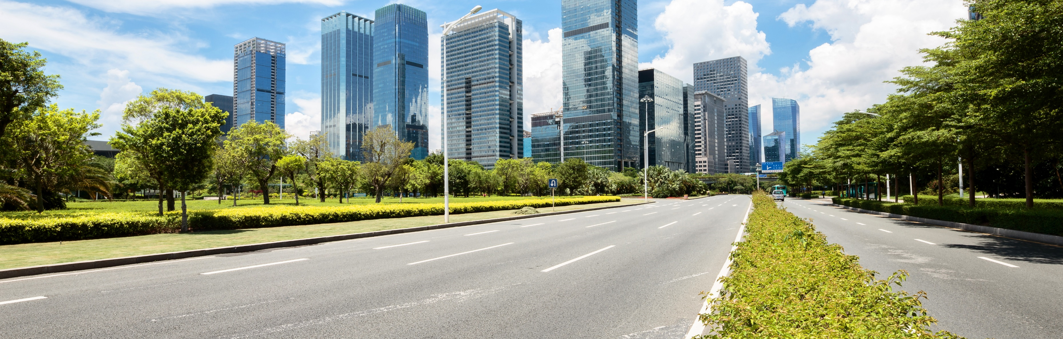 Avenida larga com vista para prédios corporativos