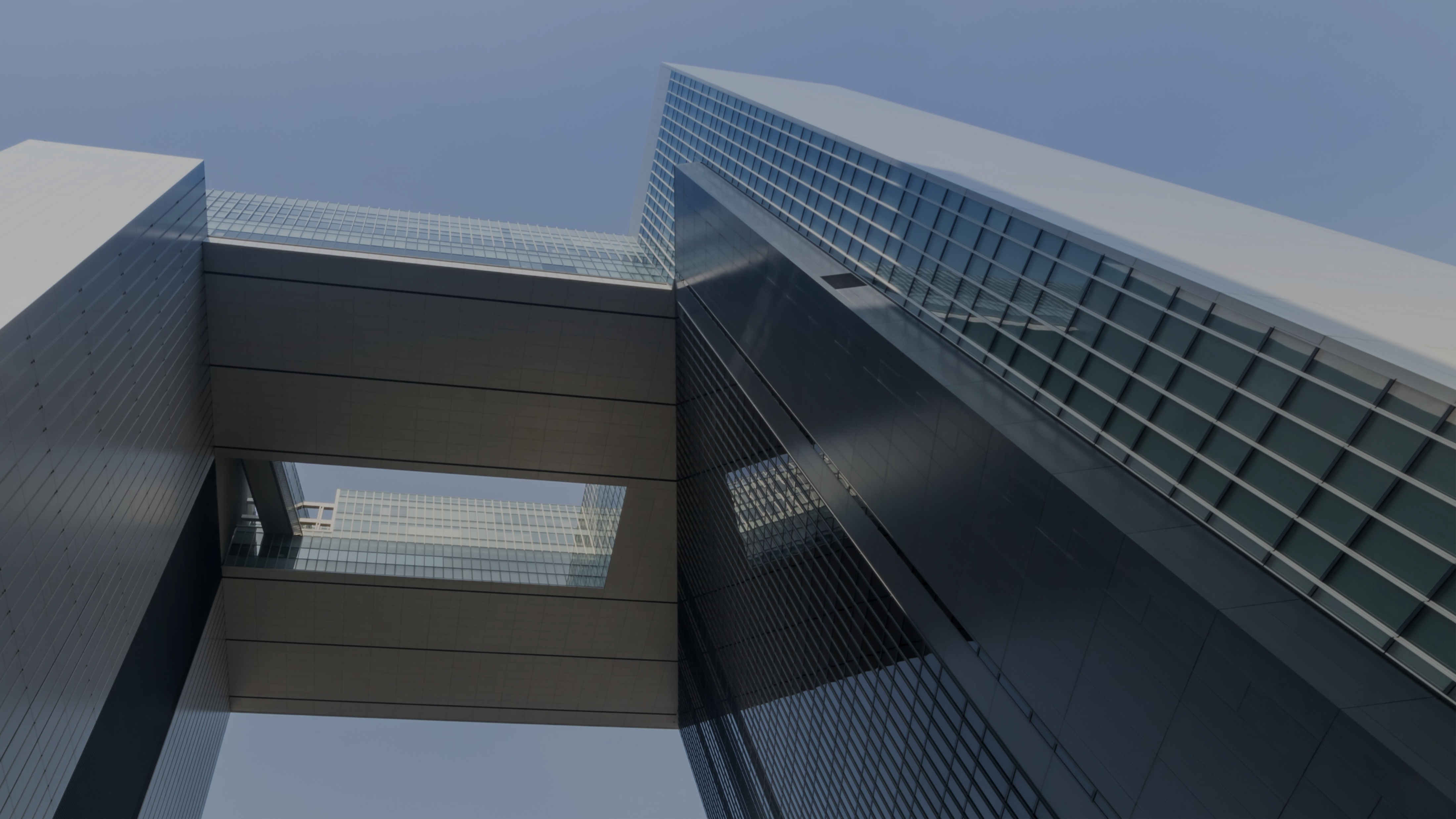 Pr&eacute;dios com passarela