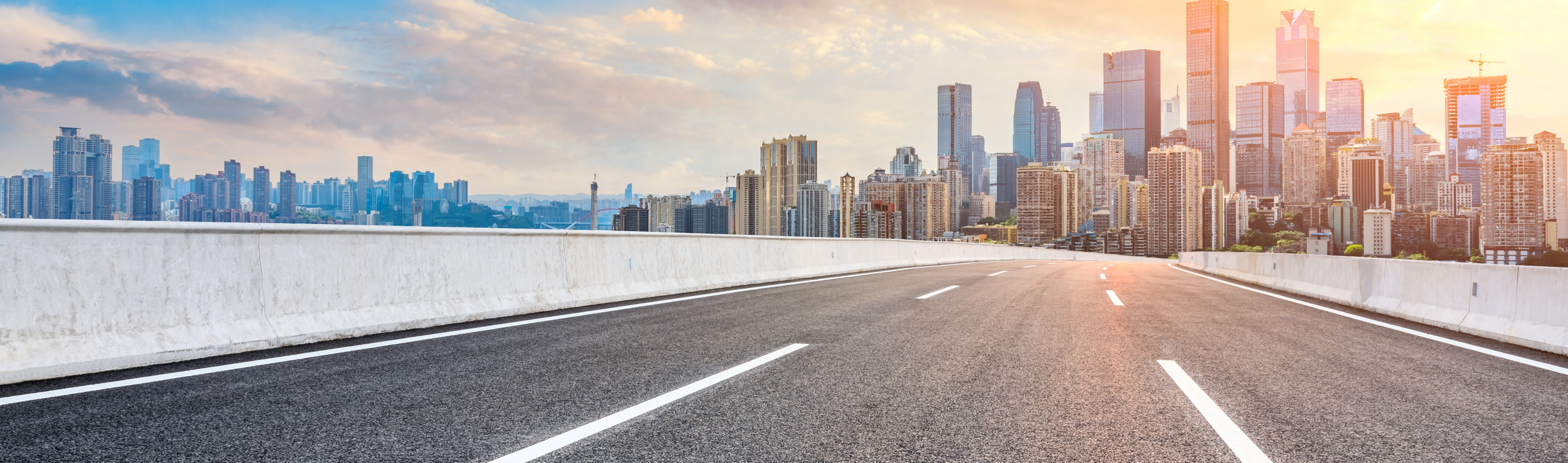 Viaduto com vista para skyline