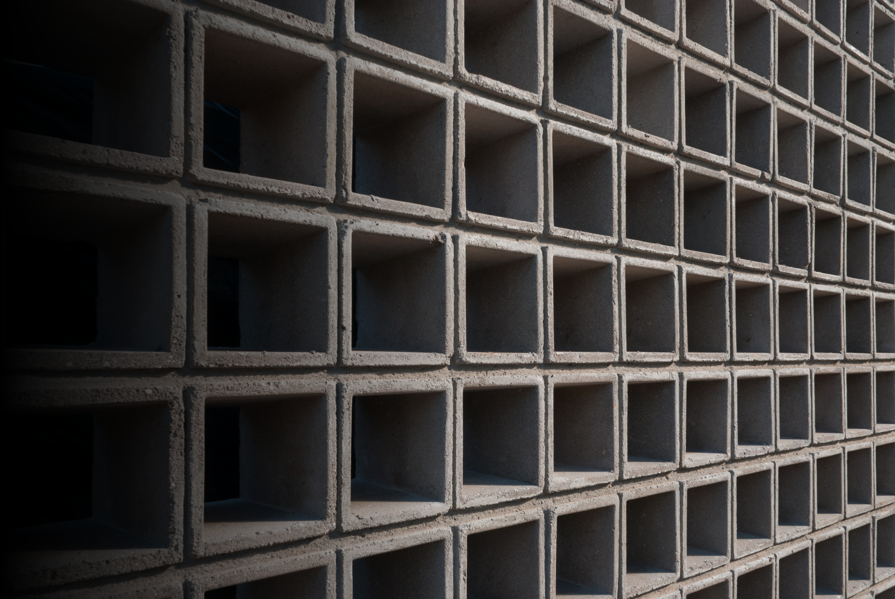 Uma parede com blocos quadrados de concreto