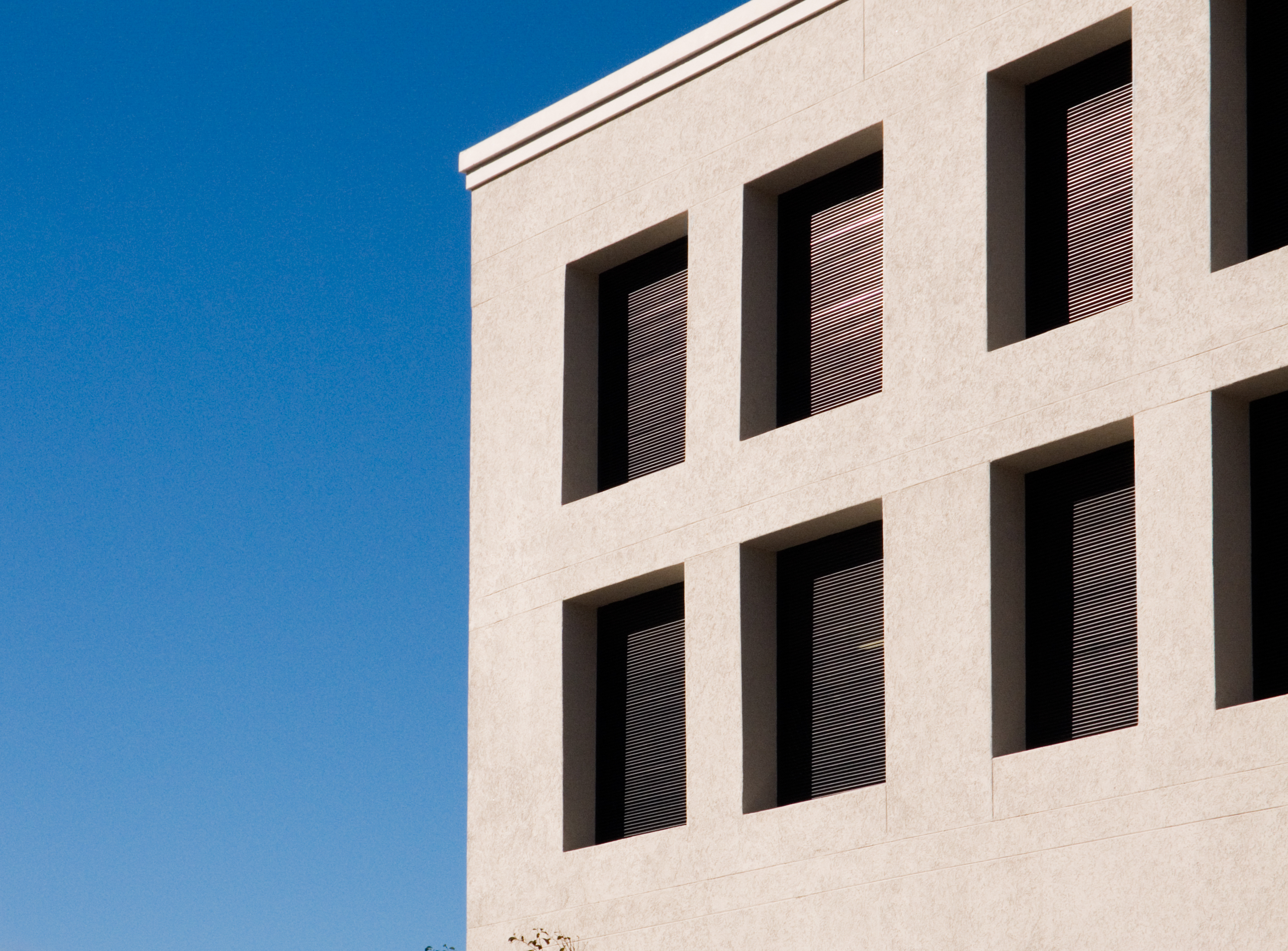 Um pr&eacute;dio com v&aacute;rias janelas