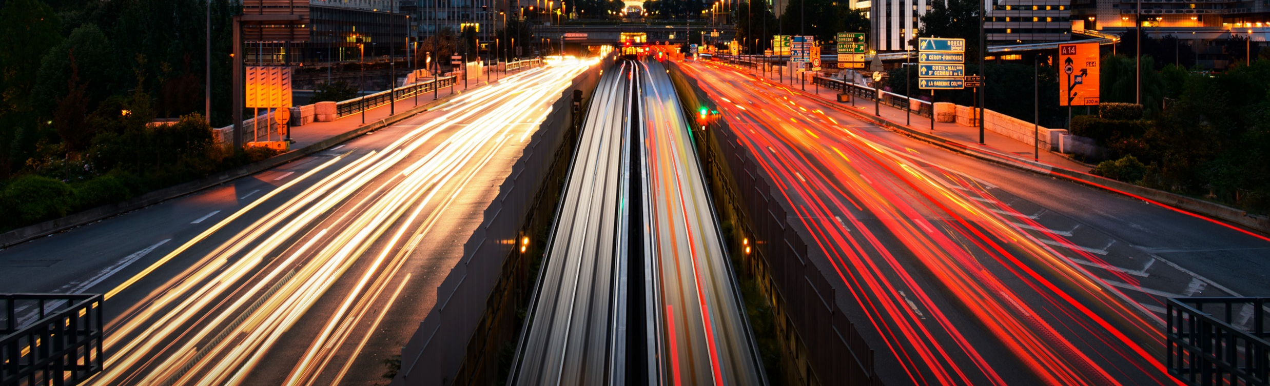 Via movimentada com luzes de farol