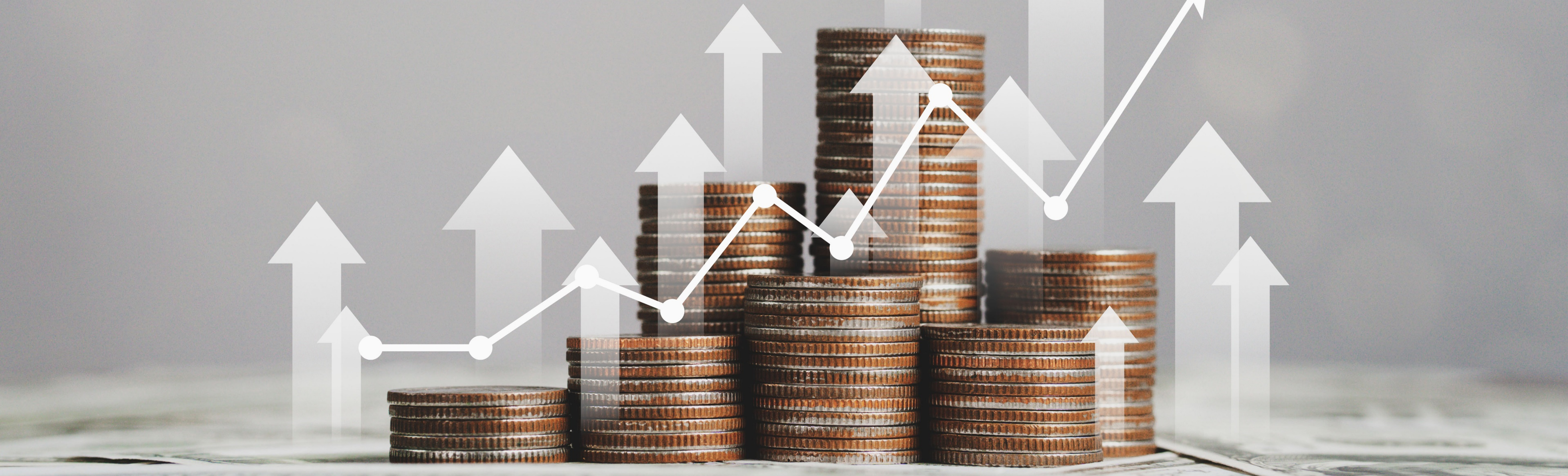 Moedas empilhadas e setas brancas