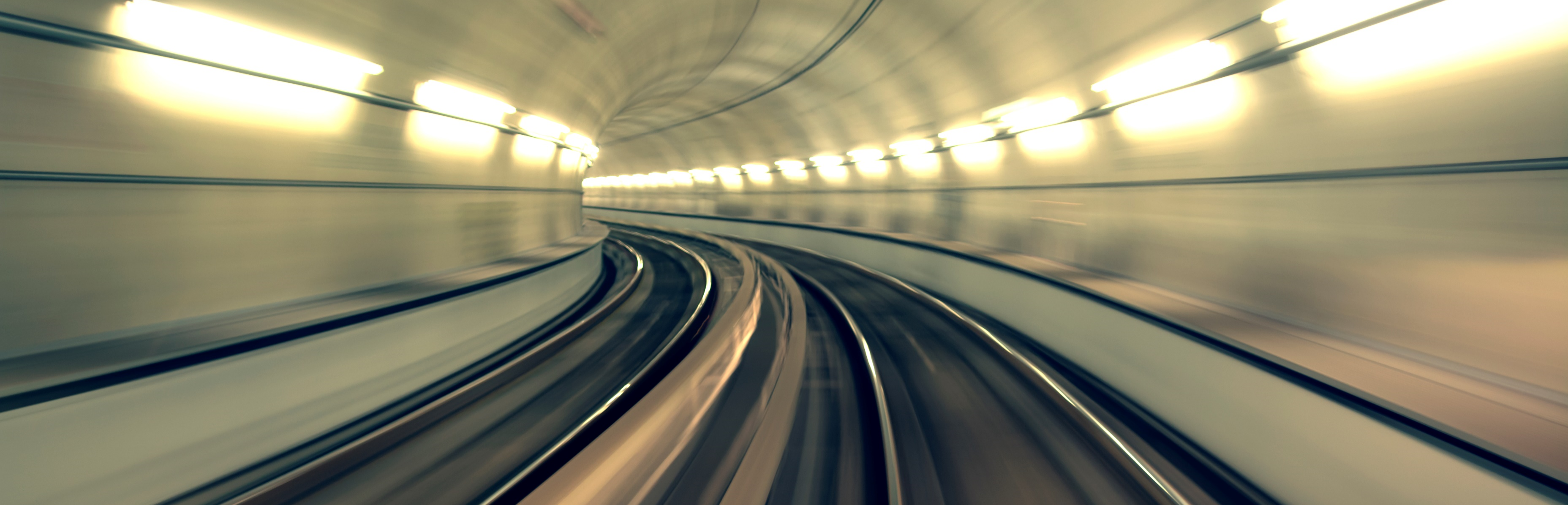 Trilhos de trem em um túnel