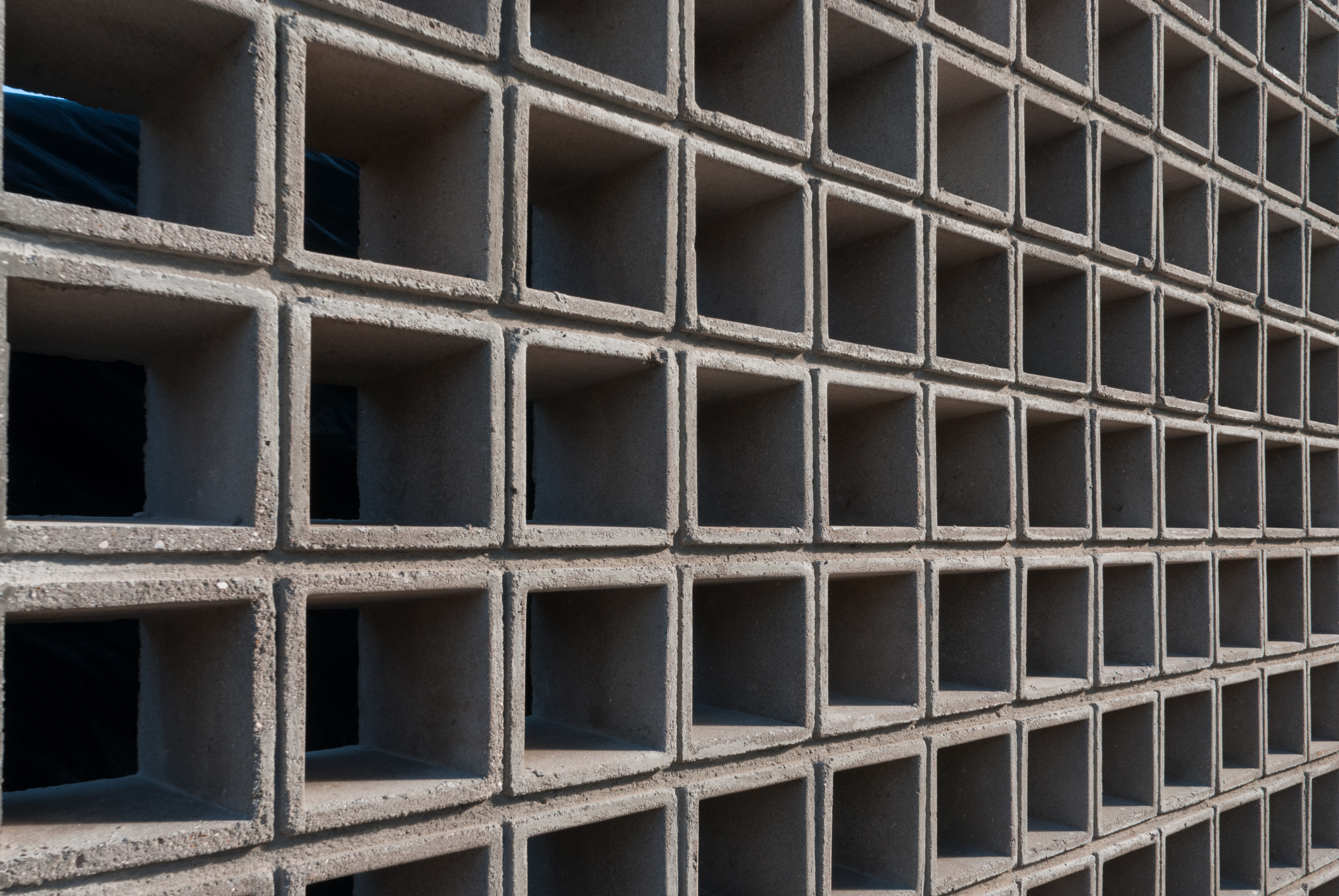 Uma parede com blocos quadrados de concreto