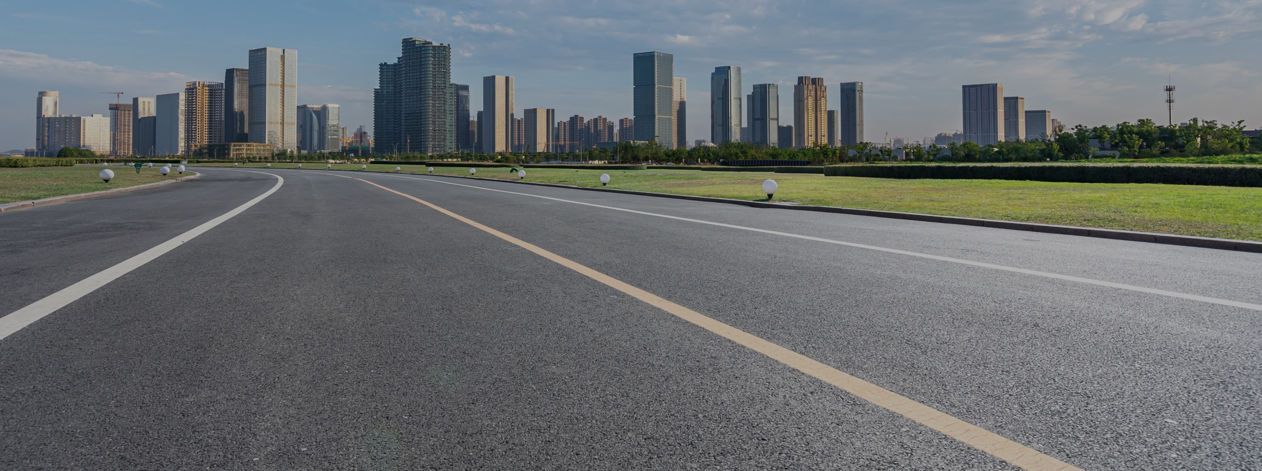 Estrada com vista para cidade