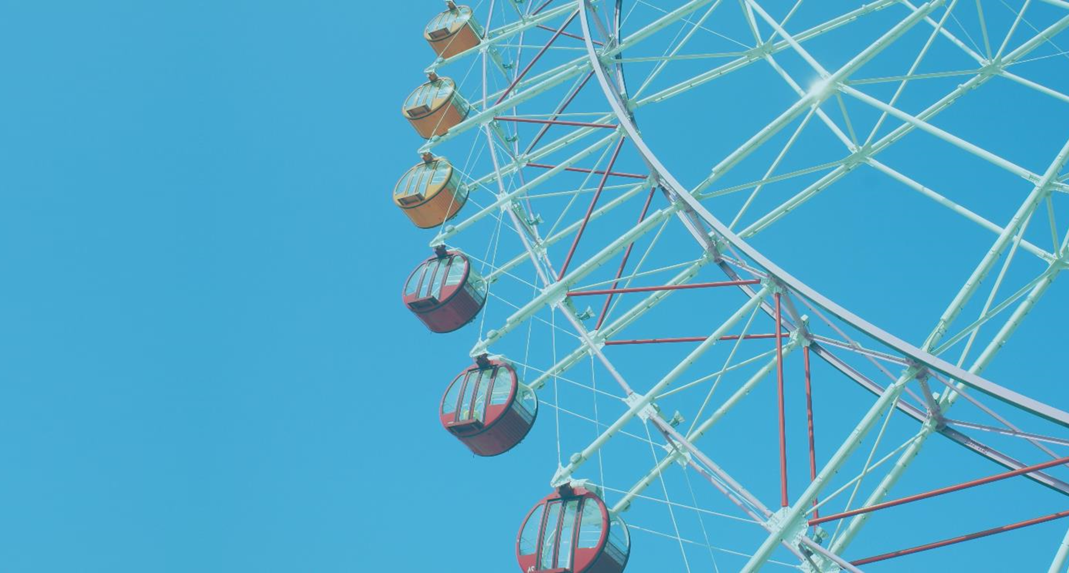 Roda gigante  com fundo azul