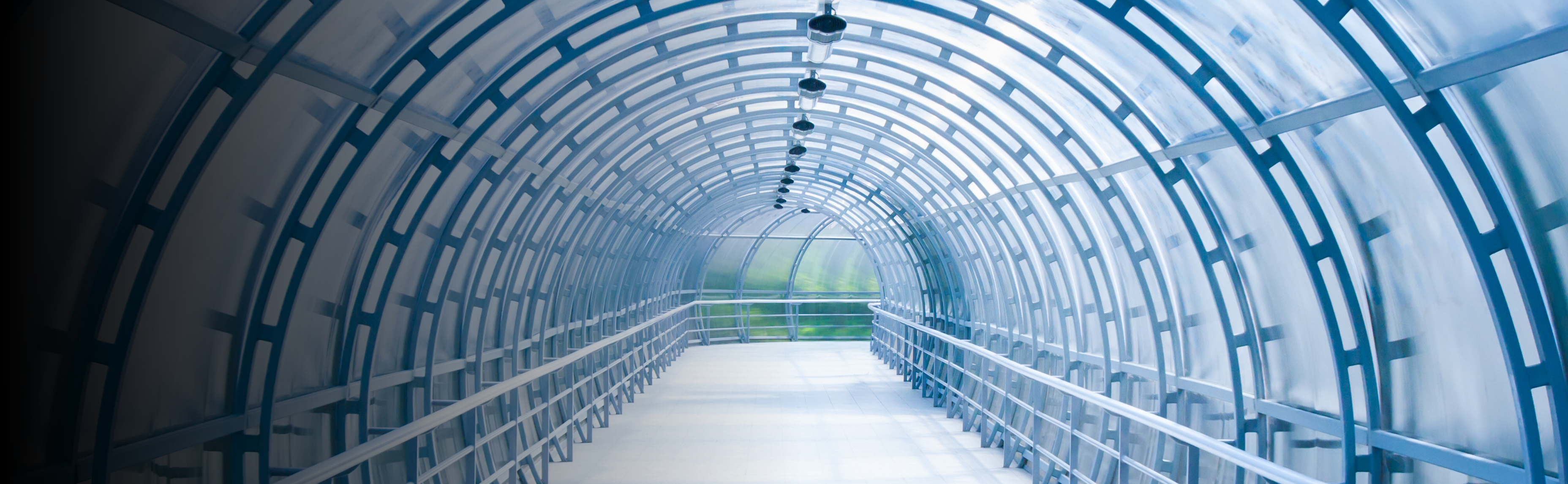 túnel espelhado para pedestres