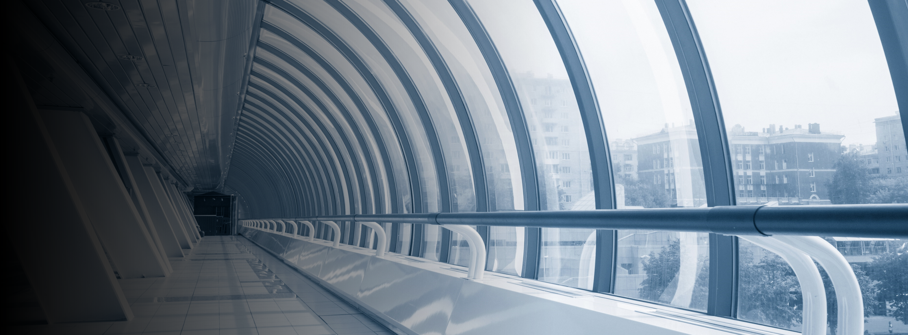 Corredor com tetos de vidro