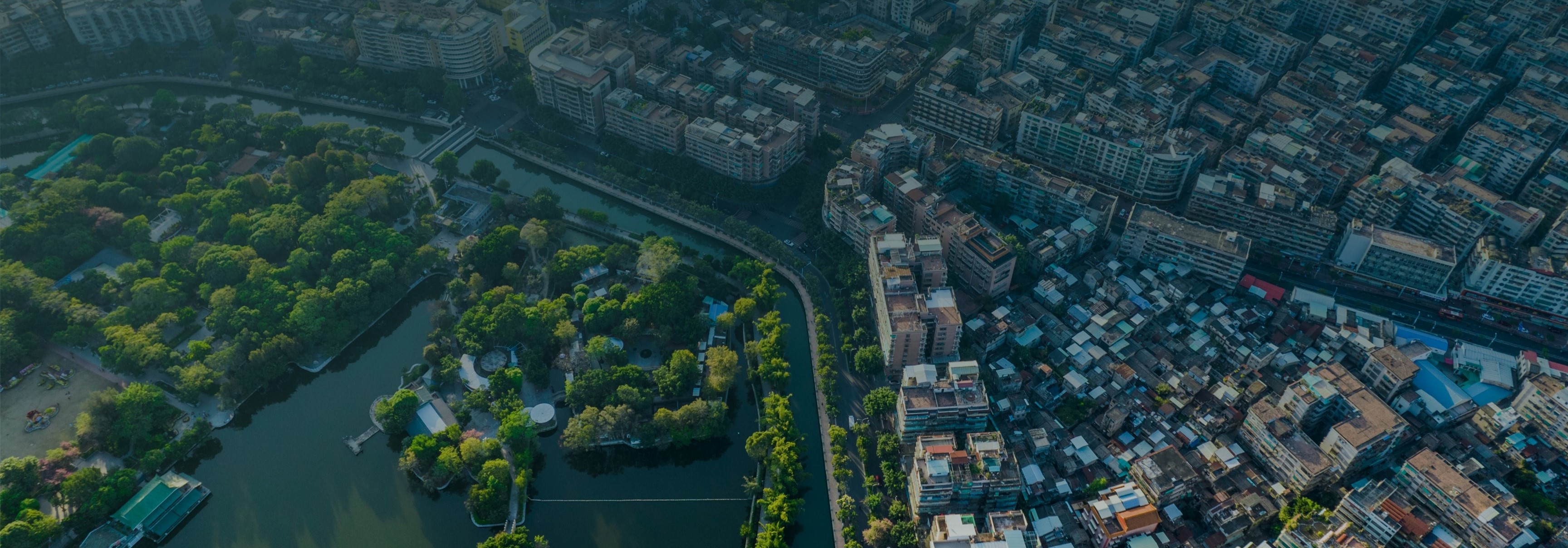 Cidade e rio vistos de cima